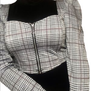 Forever 21 cropped top.perfect condition. Zip up